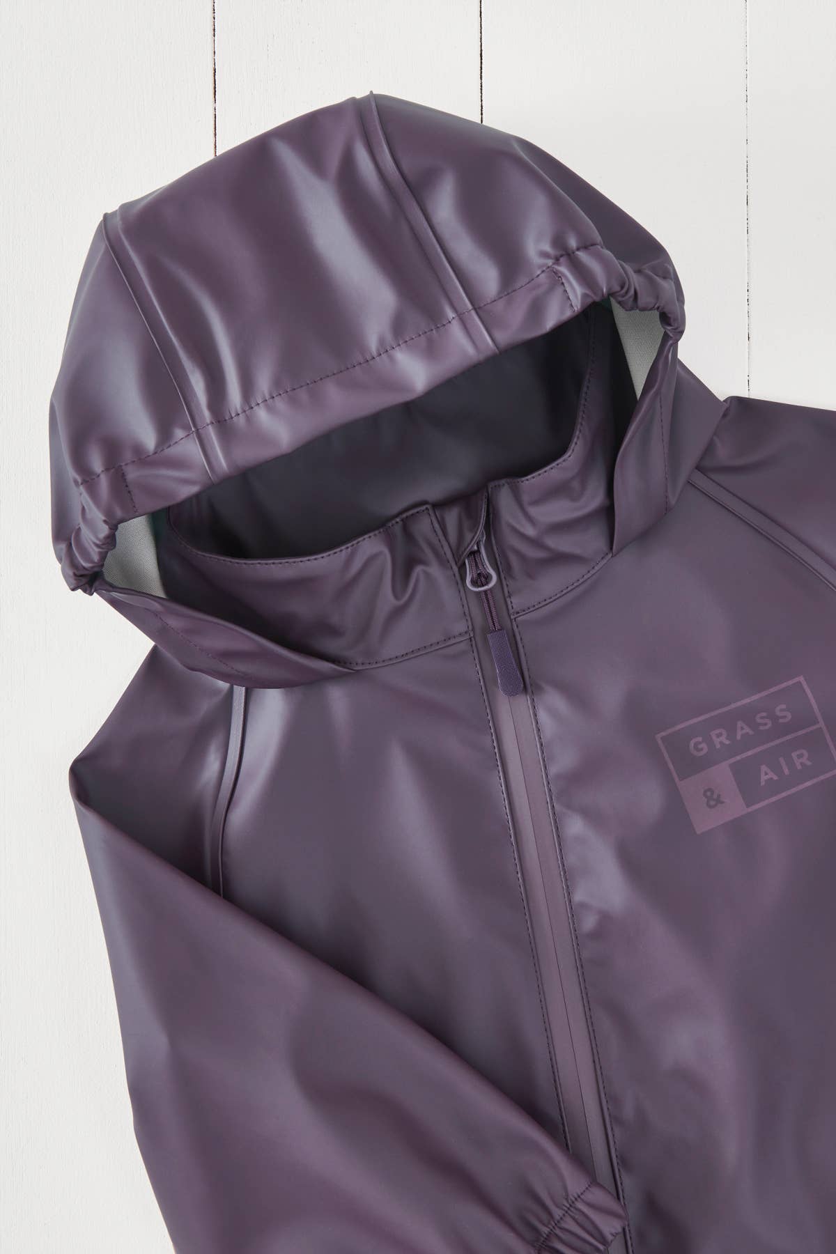 Grass & Air Amethyst lilla regndragt set fra siden