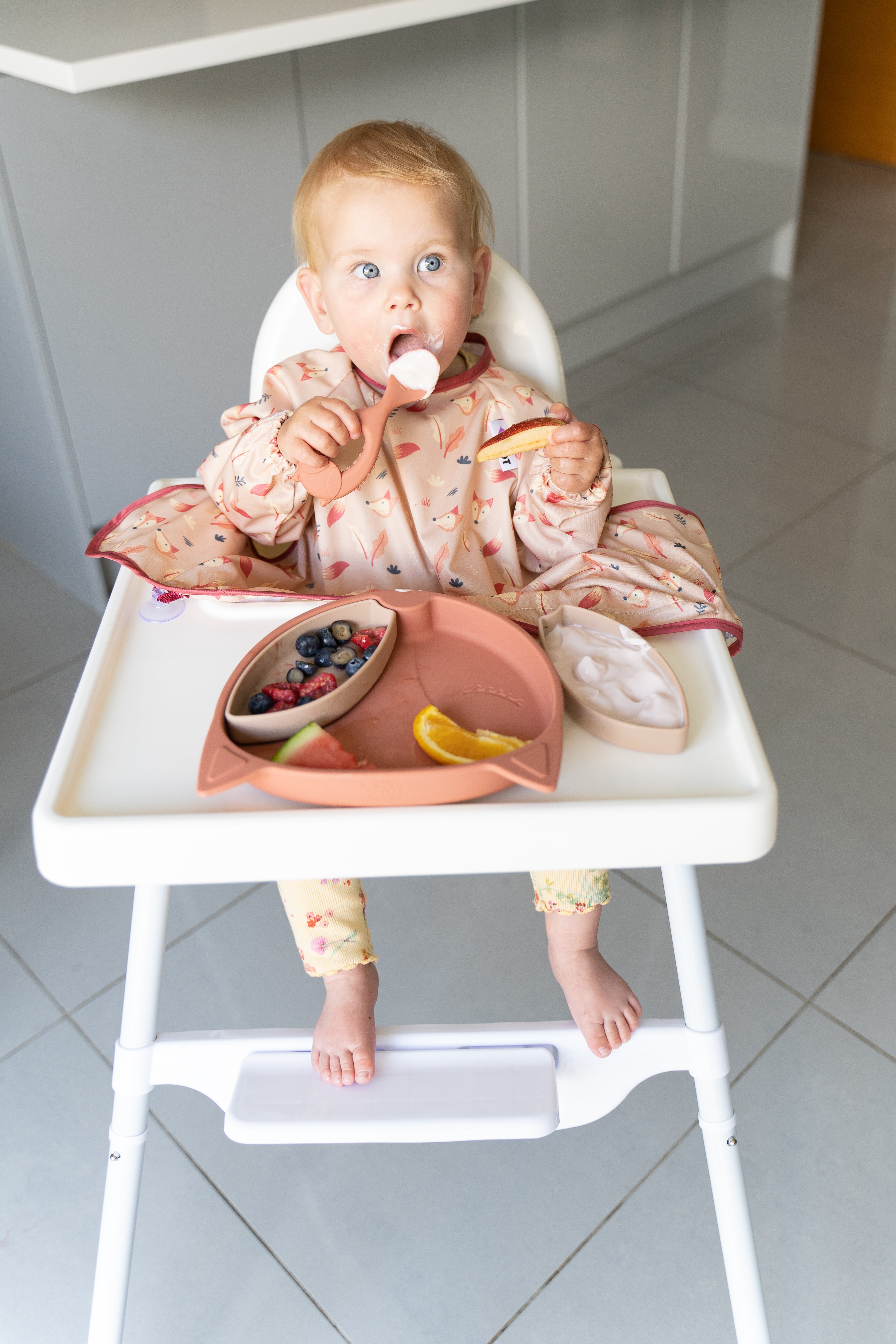 Tidy Tot Lätzchen, Tablett und Löffel – SET – Sand – Lätzchen mit Ärmeln – MamaMilla