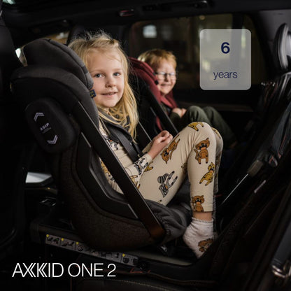 Axkid ONE 2 – Tar – iSize 61–125 cm – AUSSTELLUNG – 61–125 cm (3 Monate bis 7 Jahre) – MamaMilla