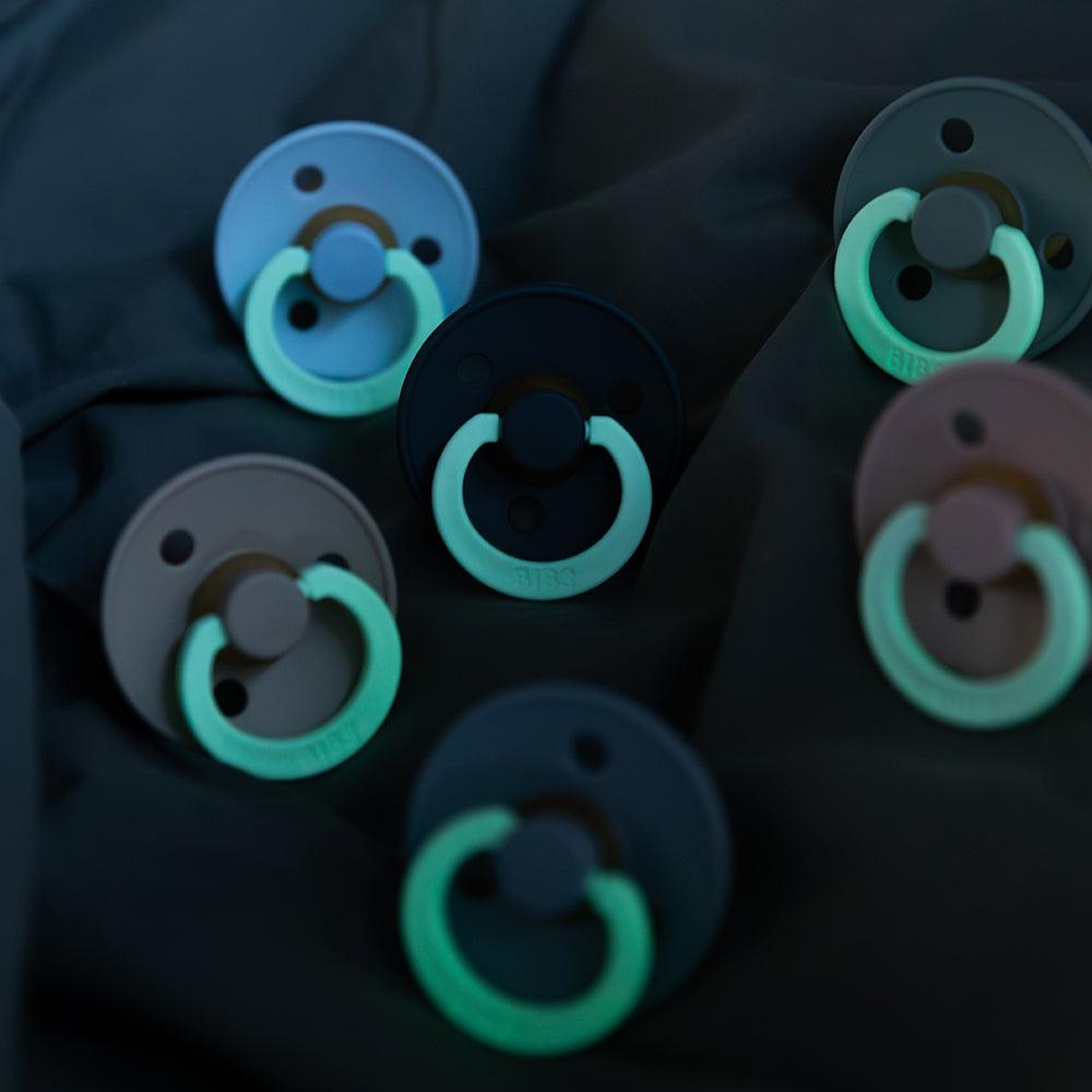 BIBS Color runder Schnuller Größe 2 – Petrol GLOW/Deep Space GLOW (2er-Pack) – MamaMilla