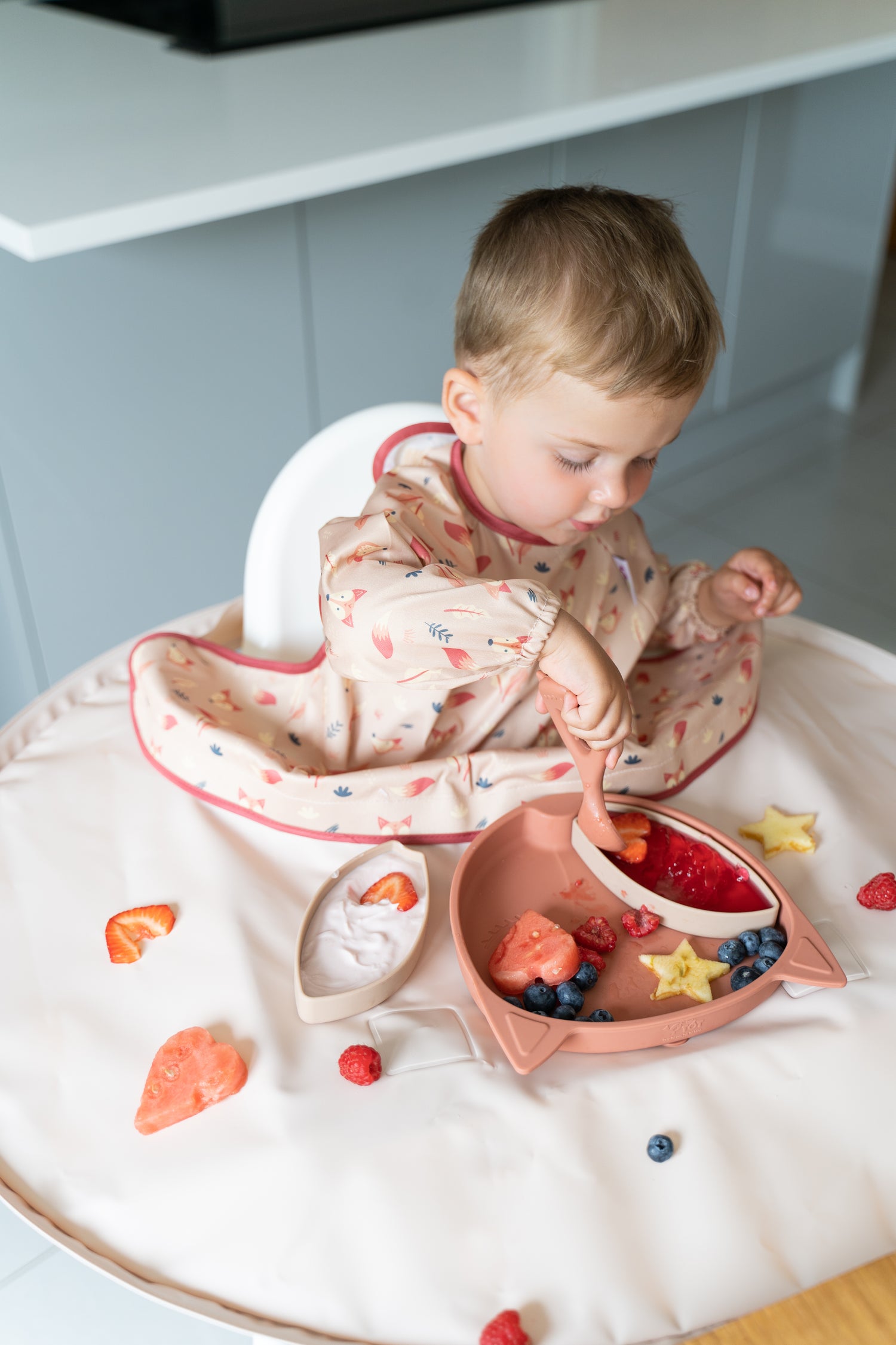 Tidy Tot Lätzchen, Tablett und Löffel – SET – Sand – Lätzchen mit Ärmeln – MamaMilla