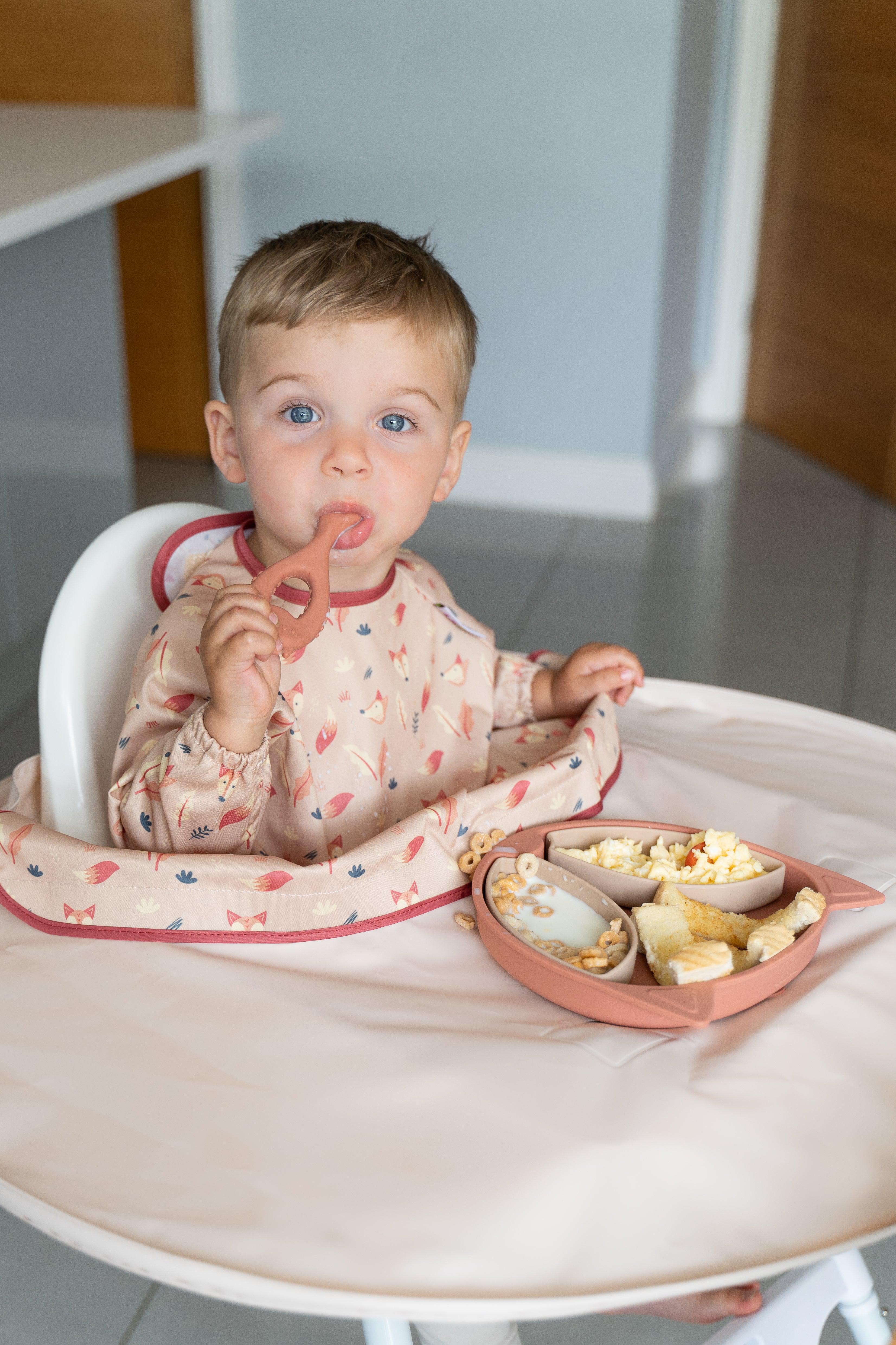 Tidy Tot Lätzchen mit langen Ärmeln für Tablett – Sand Fox – Lätzchen mit Ärmeln – MamaMilla