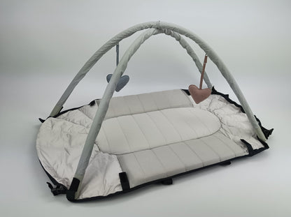 Paketangebot: Easygrow Favn Babynest/Lift + Spielbügel - Babylift - MamaMilla
