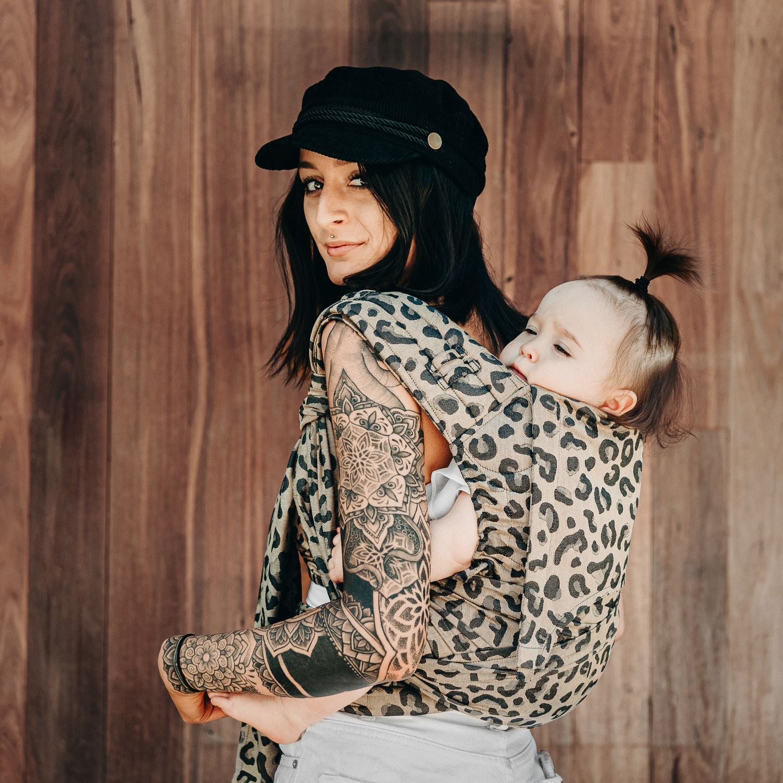 Fidella FlyClick Babytrage – Leopard Gold – Baby – Babytrage – MamaMilla