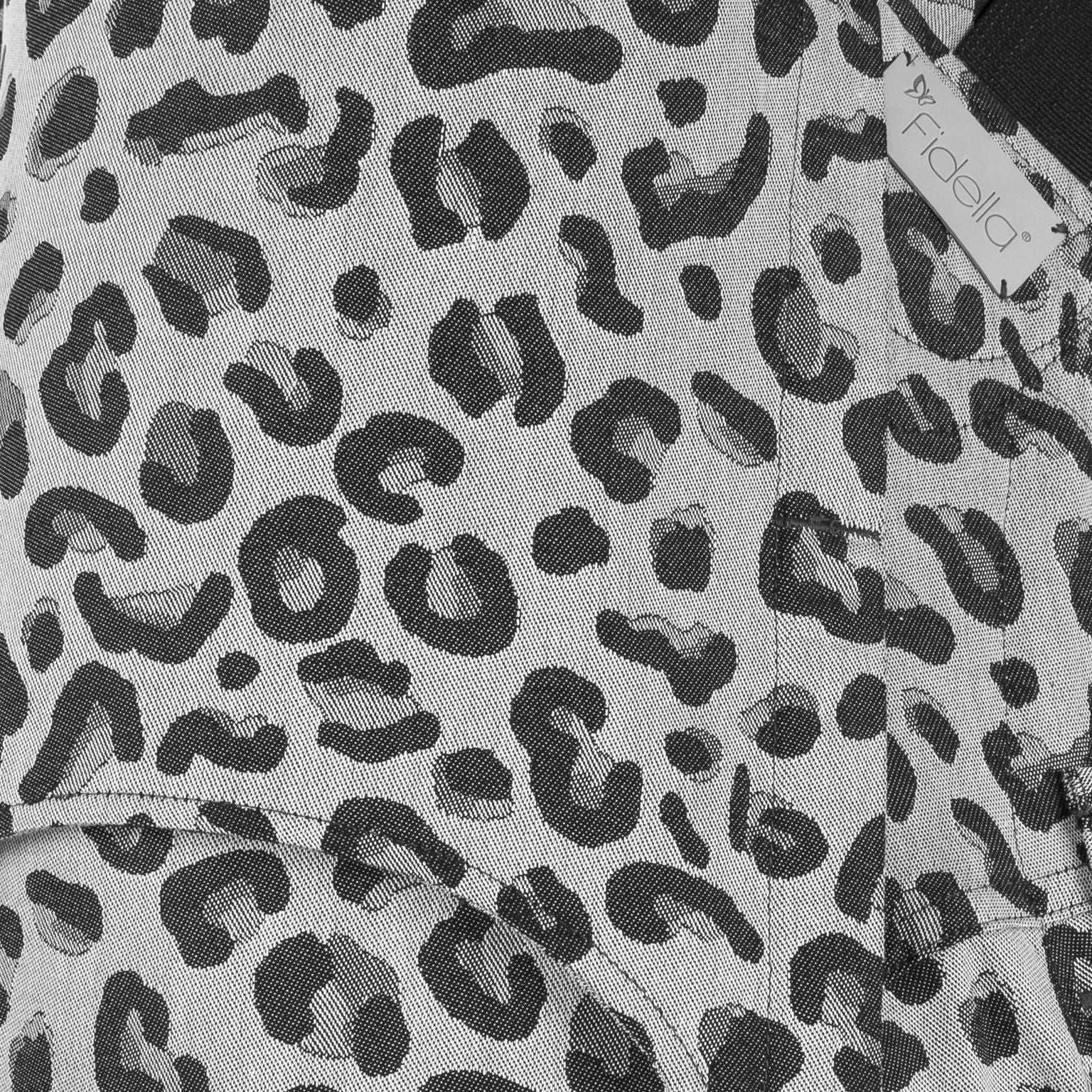 Fidella Fusion Fullbuckle Carrier – Leopard Silver – Baby – Tragehilfe – MamaMilla