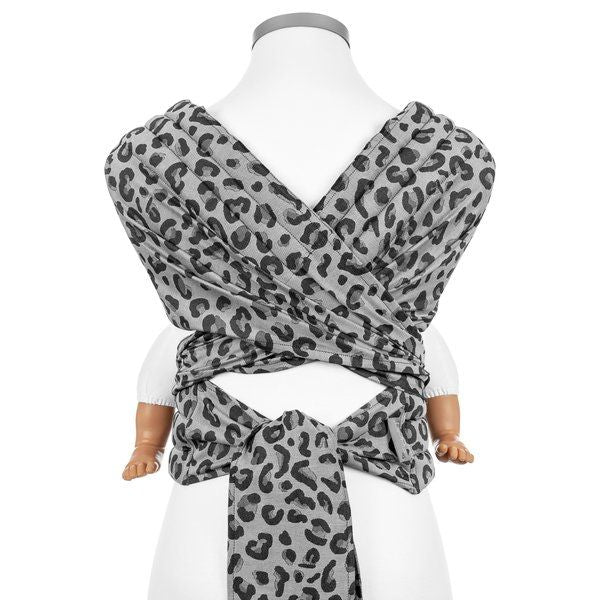 Fidella Fly Tai Tragehilfe – Leopard Silver – Baby – Tragehilfe – MamaMilla