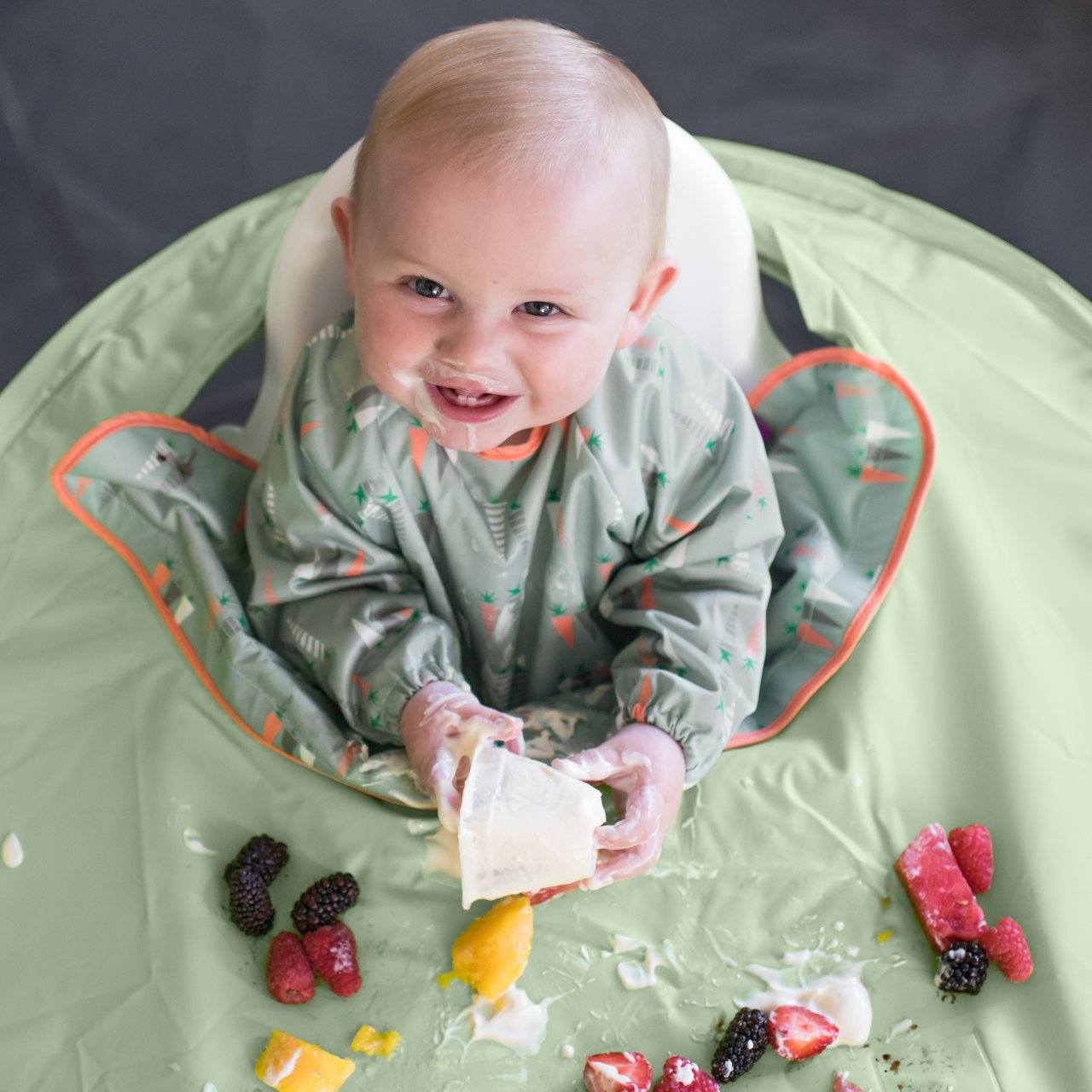Tidy Tot Lätzchen mit langen Ärmeln für Tablett – Dusty Mint – Lätzchen mit Ärmeln – MamaMilla