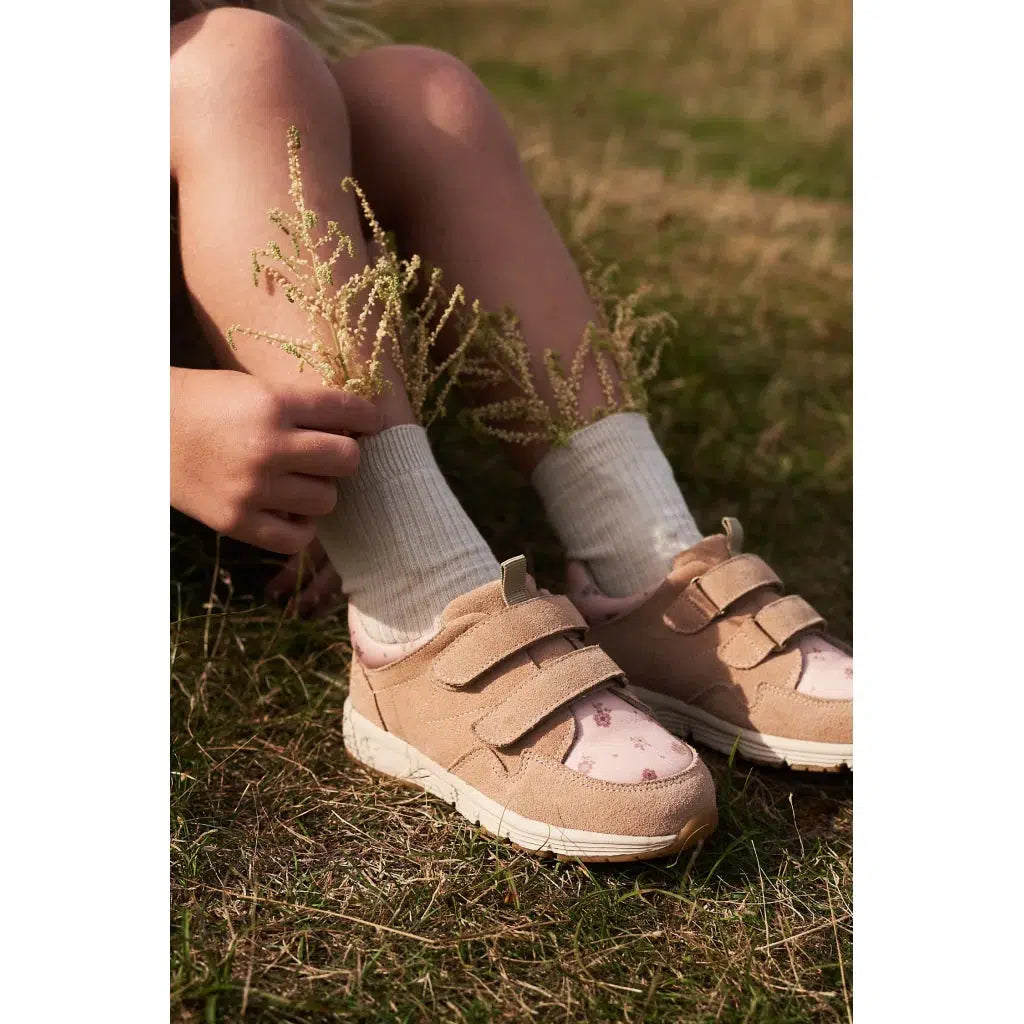 Wheat Toney bedruckter Klett-Sneaker – rosa-beige Blumen – Schuhe – MamaMilla