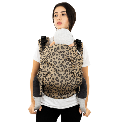Fidella Fusion Babytrage mit voller Schnalle – Leopard Gold – Baby – Babytrage – MamaMilla