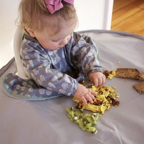 Tidy Tot Lätzchen mit langen Ärmeln für Tablett – Graue Äpfel – Lätzchen mit Ärmeln – MamaMilla