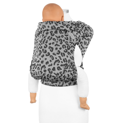 Fidella FlyClick Babytrage – Leopard Silver – Kleinkind – Babytrage – MamaMilla