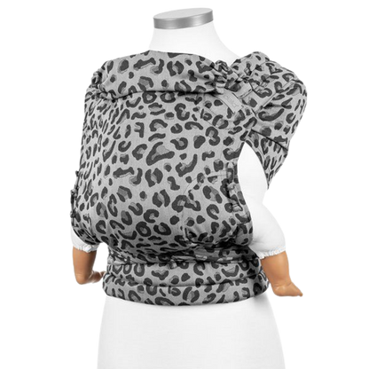 Fidella Fly Tai Babytrage – Leopard Silber – Kleinkind – Babytrage – MamaMilla